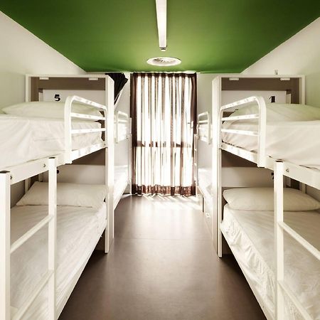 Amistat Beach Hostel Барселона Экстерьер фото